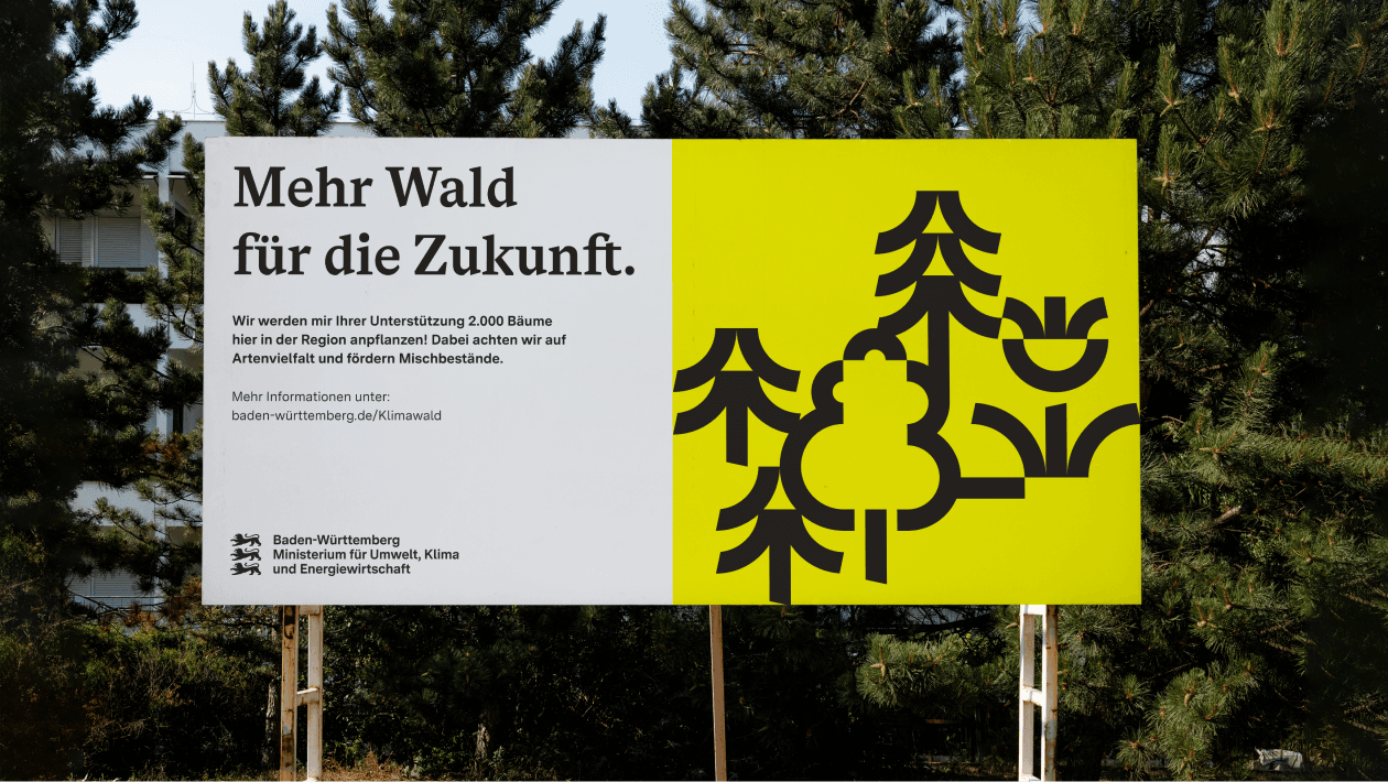 Zweigeteiltes Plakat: links Text, rechts mehrere schwarze Baum-Icons vor gelbem Hintergrund.