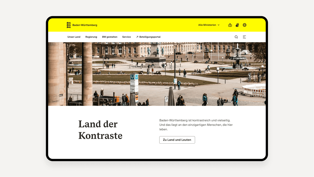 Tablet, das die Startseite einer Website des Landes zeigt, im Header das Standard Logo.